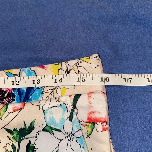 Express - Multi-color Floral Shorts - Picture 6 of 7